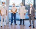 Bild: Michael Vogl
Geschäftsführer Dr. Martin Baumann (re) und Chefarzt Dr. Horst Schneider (li) haben Dr. Martin Gliese (2. von li) nach 13 Jahren verabschiedet. Gleichzeitig konnten sie mit Johannes Sponsel bereits einen seiner Nachfolger begrüßen.