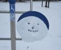 Bild: rha
Wir haben doch noch was zu lachen! Ein lustiges Schneegesicht grüßt vom Fitness-Parcours in den Vilsauen.