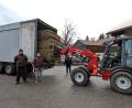 Bild: gz
Nachdem der letzte Heuballen im Lastwagen verstaut war, machten sich vier Brummifahrer aus dem Landkreis-Osten auf den Weg nach Nordrhein-Westfalen.