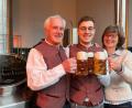 Bild: u
Vater Franz Dorfner (von links) stößt mit seinem Sohn Sebastian und seiner Frau Johanna auf die gelungene Übergabe der Schlossbrauerei in Hirschau an.