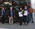 Bild: wro
Auf 25 Jahre Dienst an der Grund- und Mittelschule blickt das Hausmeister-Ehepaar Andrea und Karl-Heinz Kohl (mit Urkunden) zurück. Zum Jubiläum gratulierten (von rechts) Geschäftsleiter Thomas Weiß und Martin Förster sowie (von links) Anita Weber-Tretter, Grundschulrektorin Inge Dick und Bürgermeister Toni Dutz.