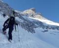 Symbolbild: Angelika Warmuth
Skitourengeher sind unterwegs: Wegen dem steilen Gelände tragen sie die Ski auf dem Rücken und nutzen Pickel und Steigeisen.