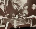 Bild: exb/Kolpingsfamilie Eslarn
Präses Benefiziat Albert Zahnweh wurde durch Pfarrer Johann Wagner im Beisein von Bürgermeister Ludwig Landgraf (von rechts). im Gasthaus "Weißes Roß" verabschiedet.