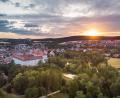Bild: Matthias Kunz/exb
Nach dem Willen von Bürgermeister Bernd Sommer soll die Stadt Waldsassen auch in den nächsten Jahren noch zukunftsfähig bleiben – selbst wenn die Einwohnerzahlen stagnieren und deshalb die Ausweisung von Bauland problematisch werden könnte. Die Strategie dafür hat der Rathauschef um den Jahreswechsel herum entwickelt, umgesetzt werden soll sie mit dem Ausschuss für Umwelt, Bauleitplanung und Stadtentwicklung.
