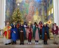 Bild: rgl
Die Sternsinger bei der Aussendung am 6. Januar. Auf dem Bild sind außerdem Pfarrer Arnold Pirner, Alexandra Voit und Silvia Ippisch zu sehen.