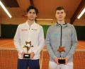 Bild: kro
Alen Mujakic (links) vom GW Luitpoldpark München gewann das 35. Dreikönigsturnier des TC Tirschenreuth mit einem 6:3, 4:6 und 10:1 gegen Aaron James Williams (rechts) vom Tennisclub Bredeney., Von beiden Spielern wird man sicherlich noch einiges hören, beide sind erst jeweils 18 Jahre alt.