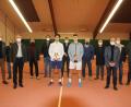 Bild: kro
Die beiden Finalisten Alen Mujakic (Mitte links) vom GW Luitpoldpark München und Aaron James Williams (Mitte rechts) vom Tennisclub Bredeney, eingerahmt vom Turnier-Ausschuss um Jürgen Gleißner (links), Vorsitzender des ausrichtenden TC-Fördervereins, und den Ehrengästen.