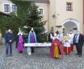 Bild: rgl
Die Sternsinger in Luhe stehen parat und warten auf die Bürger, die zu den Stationen kommen. Immer wieder tragen die Gruppen ihre Segenswünsche vor und sammelt fleißig Spenden.
