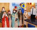 Bild: njn
Die Sternsinger der katholischen Pfarrei mit Gemeindereferentin Roswitha Heining (Fünfte von links) und Bürgermeister Johannes Reger (rechts).