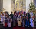 Bild:  Lucie Lang/exb
Die bunten Gewändern zogen die Sternsinger nach der Aussendung im Gottesdienst in Schirmitz von Haus zu Haus.