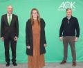 Bild: AOK, Stefan Schmidt/exb 
AOK Direktor Volker Schödel (links) mit Beiratsvorsitzender Katja Ertl und Thomas Eichenseher.