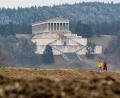 Bild: Armin Weigel/dpa
Imposant und ehrwürdig thront die Walhalla über den Besuchern, die sich ihr über viele Stufen nähern. Das Erbe aus dem 19. Jahrhundert ist kein ganz leichtes – nun ruht die Verantwortung für das Bauwerk auf Rebecca Seidl.