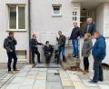 Bild: u
Die CSU-Stadtratsfraktion macht sich vor Ort ein Bild von der Sanierung der Postgasse in Hirschau. Als richtig erachtet man, dass für einen behindertengerechten Zugang zur Tagespflege statt einer Rampe ein platzsparender Treppenlift angebracht wurde (von links): Christian Gnan, Hans-Jürgen Schönberger, Zweite Bürgermeisterin Bärbel Birner, Erster Bürgermeister Hermann Falk, Dritter Bürgermeister Hermann Gebhard, Michaela Meier, Josef Luber und Martin Merkl.