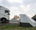Symbolbild: Bernd Thissen/dpa
Ein mobiles Blitzgerät an der Autobahn.