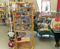 Bild: Portner
Renate Stigler blättert die neuen Bilderbücher durch, bevor sie diese in die Regale der Stadtbibliothek einräumt. Bei den Kindern sehr beliebt sind die Tonies-Hörspiel-Figuren (links vorne, Auswahl an der Pinnwand).