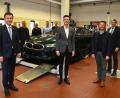 Bild: Foto Kraus/exb
Freuten sich bei der Fahrzeugübergabe: (vorne, von links) Hans Schmidt, stellvertretender HWK-Hauptgeschäftsführer, Johann Baptist jun. Lell, Inhaber BMW Autohaus J.B. LELL GmbH & Co. KG Weiden, Nico Berner, Business Partner der BMW AG, und Bildungszentrumsleiter Tobias Knauer, sowie (hinten, von links) Alexander Oppl, Harald Reiter, Sebastian Söllner und Thorsten Hammer.