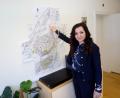 Bild: fpoz
Am Plan der Stadt zeigt Bürgermeisterin Margit Bayer, wo die Arbeitsschwerpunkte 2022 liegen: Sanierung der Jobst-vom-Brandt-Schule, Neubau eines Kinderhauses und Realisierung des Hochregallagers im Gewerbegebiet westlich der Marktredwitzer Straße. Zudem soll mit einem Teilstück der Ortsumgehung begonnen werden.
