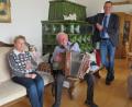 Bild: adj
Am Geburtstag griff Josef Eckert zur Freude seiner Frau Uschi und Bürgermeister Ernst Schicketanz nach seinem Instrument und spielte ein Ständchen.