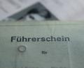 Symbolbild: Wolfram Kastl
Spätestens 2033 ist Schluss: Bis dann müssen alle alten Führerscheine gegen neue Plastikkärtchen im einheitlichen, fälschungssicheren EU-Standard umgetauscht sein.