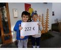 Bild: fks
Eine persönliche Übergabe war leider nicht möglich, aber zwei Buben des Kindergartens zeigen stolz den Betrag, der an die Kinderkrebshilfe Oberpfalz Nord gespendet wurde.