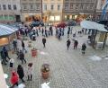 Bild: Tobias Gräf
Nicht angemeldet und eine staatsfeindliche Haltung: Anfang Dezember marschierten Querdenker wegen der Corona-Politik am Sulzbach-Rosenberger Geschichtsbrunnen vor dem Rathaus auf - und lösten einen größeren Polizeieinsatz aus.