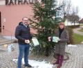 Bild: bk
Bürgermeister Uwe König und Markträtin Erika Urban freuen sich mit Preisträgern über die gelungene Aktion Weihnachtssterne.