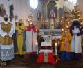 Bild: Kath. Pfarrei Wildenau/exb
Die Sternsinger waren beim Gottesdienst in der Benefiziumskirche in Wildenau dabei. Im Bild in der Kirche mit Kaplan Stark in der Reihenfolge (von links) Kaplan Daniel Stark, Leonie Wittmann, Sophia Förster, Paul Häupl mit Stern und Lilian Förster.