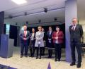 Bild: Anne Bräuer/exb 
Hermann Brandl, (vbm), Liane Schuster, Ministerialbeauftragte Mathilde Eichhammer, Elternbeiratsvorsitzende Stefanie Ost, Direktorin Hannelore Reil-Heining, stellvertretende Landrätin Birgit Höcherl und Andreas Hochholzer (Projektleiter Mint21, von links) freuten sich über die Ehrung