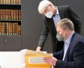 Bild: Susanne Schwab, Stadt Amberg/exb
Oberbürgermeister Michael Cerny (sitzend) zusammen mit dem Leiter des Stadtarchivs Amberg Dr. Andreas Erb bei der Durchsicht der Witzesammlung, die Joachim Kubeng dem Archiv unter anderem hinterlassen hat.