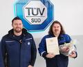 Bild: kro
Prüfstelleleiter Christian Geweth (links) zeichnete Hans Panzer für 25 Jahre Betriebszugehörigkeit zum TÜV Süd aus. Zudem erhielt er eine Ehrenurkunde des Freistaates Bayern.