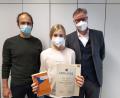 Bild: StD Meier/exb
Schulleiter Harald Olschner (rechts) und der betreuende Lehrer Ulrich Dünzl gratulieren Sophia Tilgener zum beachtlichen Erfolg.