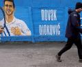 Bild: Darko Vojinovic/dpa
Ein Mann geht an einem Wandgemälde vorbei, das den serbischen Tennisspieler Novak Djokovic zeigt. Der Einreise-Krimi um den serbischen Tennisstar und Impfskeptiker Novak Djokovic spitzt sich immer mehr zu und beschäftigt längst Justiz und Politik. Am Montag soll ein Gericht in Melbourne über den Einspruch von Djokovic gegen den Visum-Entzug durch die australische Grenzbehörde entscheiden.