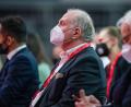 Archivbild: Ulrich Gamel/kolbert-press, dpa
Uli Hoeneß, der Ehrenpräsident des FC Bayern München, verfolgt die Jahreshauptversammlung. Buhrufe, Pfiffe und sogar lautstarke "Hainer raus"-Rufe sorgten für ein beispielloses Ende der Veranstaltung. Das Thema Katar spaltet.