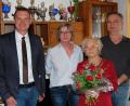 Bild: sm
Maria Hecht (vorne, rechts) aus dem Birkenweg feierte im Kreise ihrer Familie den 90. Geburtstag. Bürgermeister Ernst Schicketanz (links) gratulierte.