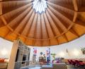 Bild: Michael Straubinger
Außergewöhnliches Flair unterm Kegeldach: Die ehemalige Lukaskirche in Kelheim wurde zu einer Wohnung umgebaut.