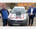 Bild: jp
Wassermeister Elmar Halk (links) von der Pettenhofer Gruppe stellt Bürgermeister Stefan Braun (rechts) das technische Gerät, einen Laptop und eine Antenne, für die digitale Wasserablesung im Bereich Kastl vor.