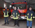 Bild: eib
Immerhin gibt es nach der Absage des Festes zum 150-jährigen Bestehen der Feuerwehr für Kommandant Georg Bayer (rechts) und Vorsitzenden Sandro Schwarz (Mitte) eine Perspektive: Ein Fest, wenn in zwei Jahren das neue Mehrzweckfahrzeug kommt. Links im Bild Festleiter Tobias Hauer, dessen Funktion nun endet.