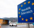 Bild: Lennart Preiss/dpa
Die Hochstufung aufgrund hoher Corona-Infektionszahlen betrifft fast ganz Österreich.