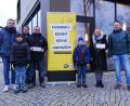 Bild: gmü
Das Geld ist gut angelegt: (von links) Nikolaus Andreas Solter, Beisitzer Andreas Schmidt, Diplom Sozialpädagoge Andreas Vollath, Erste Vorsitzende Carina Völkl und Beisitzer Alexander Wenzel