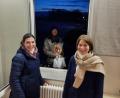 Bild: Sebastian Rupprecht/exb
Elisabeth Rupprecht und Laura Rupprecht (vorn, von links) teilen bei der Christbaumversteigerung to go die bestellten Pakete durchs Fenster aus.