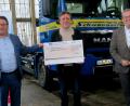 Bild: Hirsch
Geschäftsführer Josef Beer (Mitte) überreichte im Beisein von Oberbürgermeister Andreas Feller (rechts) einen Scheck über 5000 Euro an Regionalvorstand Martin Steinkirchner (links).