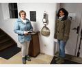 Bild: twg
Am Eingang der St.-Wendelins-Kirche in Trevesen hängt nun ein automatischer Weihwasserspender. Kirchenpflegerin Marina Fenzl (rechts) bedankte sich herzlich bei Mariele Kuchenreuther für die Spende.