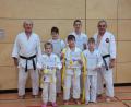 Bild: shu
Stolz auf die Leistungen bei der Gürtelprüfung im Judo-Verein Sulzbach-Rosenberg: (hinten, von links) Gerd Brückner, Julian Thurner, Manuel Meier, Heinz-Ulrich Schmidt, (vorn, von links) Bella Hartmann, Dominik Baltz und Felix Fischer.