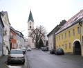 Bild: fvo
Das gelbe Gebäude am Waldthurner Marktplatz 13 hat die Aufschrift "Bierwirtschaft von Joseph Ebnet". Es ist Ende November 2021 gesegnet worden, dort befinden sich sechs Mietwohnungen mit einem Durchgang zu den Parkplätzen und der Hauergasse.