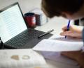 Symbolbild: Jonas Güttler/dpa
Digitale Kompetenz wird in der Gesellschaft immer wichtiger – zum Beispiel beim Homeschooling. Die Sparkassenstiftung im Landkreis Schwandorf fördert deshalb heuer Projekte zu diesem Thema.