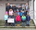 Bild: Josef Böhm
Die Kinder der Nachmittagsgruppe freuten sich natürlich, dass sie bei der Spendenübergabe dabei sein durften. Oben von links: Das Unternehmerehepaar Christian und Brigitte Bauer, Kindergartenleiterin Jennifer Steinbach und Bürgermeister Martin Prey.