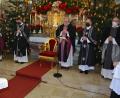 Bild: jr
Mit einem Requiem nahmen in der Konnersreuther Pfarrkirche die Pfarr- und die Marktgemeinde Abschied vom kürzlich verstorbenen ehemaligen Pfarrer und Ehrenbürger Anton Vogl. Im Bild (von links) Pater Friedhelm Czinczoll, Kaplan Bastian Neumann, Hauptzelebrant und Prediger Pater Benedikt Leitmayr, Diakon Wolfgang Weyer und Pfarrer Thomas Eckert.