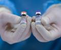 Symbolbild: Robert Michael/dpa
Ampullen mit dem Wirkstoff Comirnaty von Biontech/Pfizer gegen das Coronavirus. Eine halbe Million Corona-Impfungen sind am Wochenende in Deutschland dazugekommen.