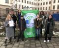 Bild: Florian Hösl/exb
Die Leiterin des Umweltkreises, Veronika Frenzel, und Schulleiter Georg Meyer freuten sich zusammen mit Mitgliedern des Arbeitskreises Umwelt über die Auszeichnung für das Max-Reger-Gymnasium.