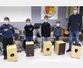 Bild: mof
Mit vier jungen Musikern startet die Ammerthaler Blaskapelle erstmals eine Cajon-Gruppe, die von Philipp Senft (rechts) unterrichtet wird.
